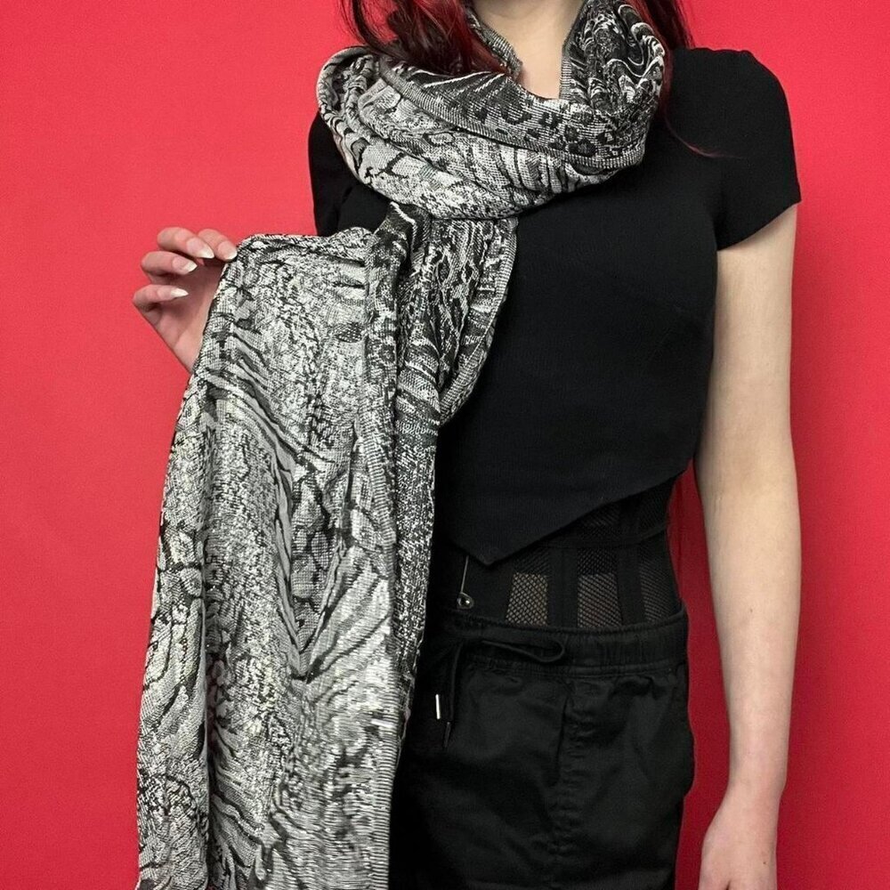 Sparkly black and silver animal printed scarf 🖤🩶